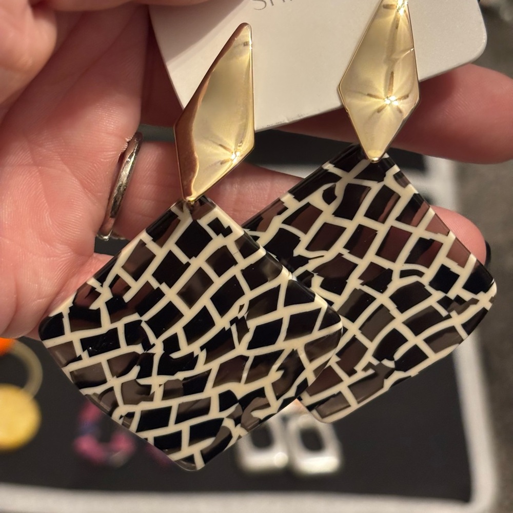 NEW 6 pair of high end acrylic pierced earrings - Picture 4 of 7
